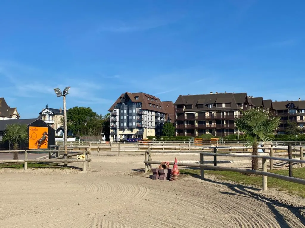La carri&egrave;re et les &eacute;curies du Club Hippique de Deauville
