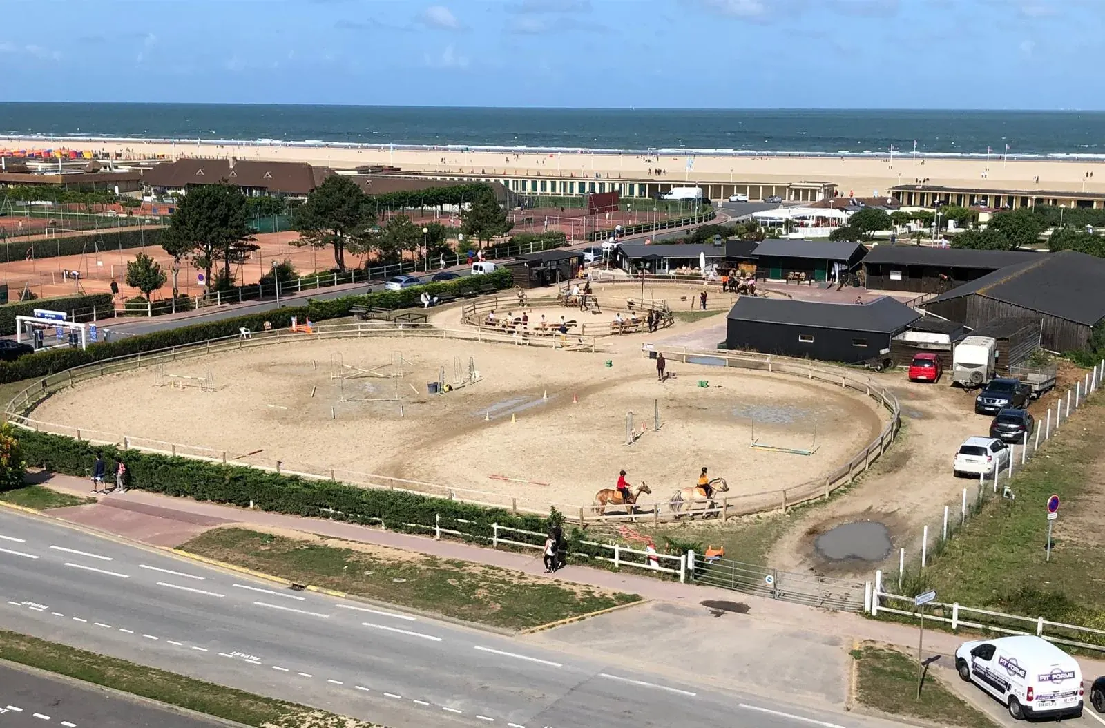 El club ecuestre y Les Lais de Mer frente a la playa de Deauville