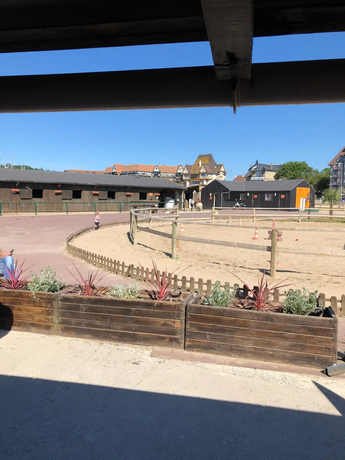 Der Reitplatz von der Terrasse der La Mangeoire aus